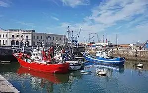 Arrantza portua eta Arrantzaleen kofradiaren eraikina.