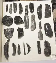 Stentinelloko kulturaren obsidianako puskak (Lipariko Eskualdeko Eoliako Museo Arkeologikoa)