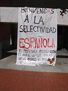 Selektibitatearen aurkako pankarta: Bienvenidxs a la selectividad española. Donostiako Irakasleen Unibertsitate Eskola, 2009ko ekaina.