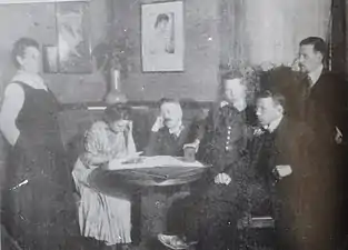 Spielrein familia, 1909. Ezkerretik hasita Eva, Sabina, Nikolai, Emil, Isaac  eta Jan