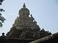 Vimana, eskailera-piramide formako sabaia, eta goian kalasha kupula puntaduna, arkitektura hinduista drabidikoaren adibide bikainak.