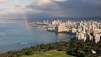 Honolulu Hawaiiko hiriburuaren argazki bat.