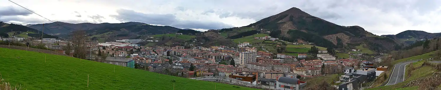 Zumarraga eta Urretxu udalerrien eta Irimo mendiaren ikuspegi panoramikoa Antioko igoerako errepidetik ikusita.