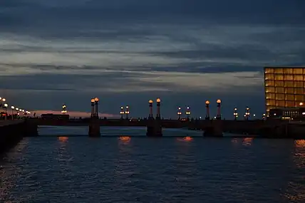 Zurriolako hondartza, Zurriolako zubia eta Kursaal jauregia, iluntzean.