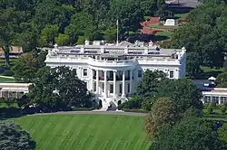 قوهٔ مجریه: کاخ سفید، محل کار و زندگی رئیس‌جمهور ایالات متحده آمریکا.