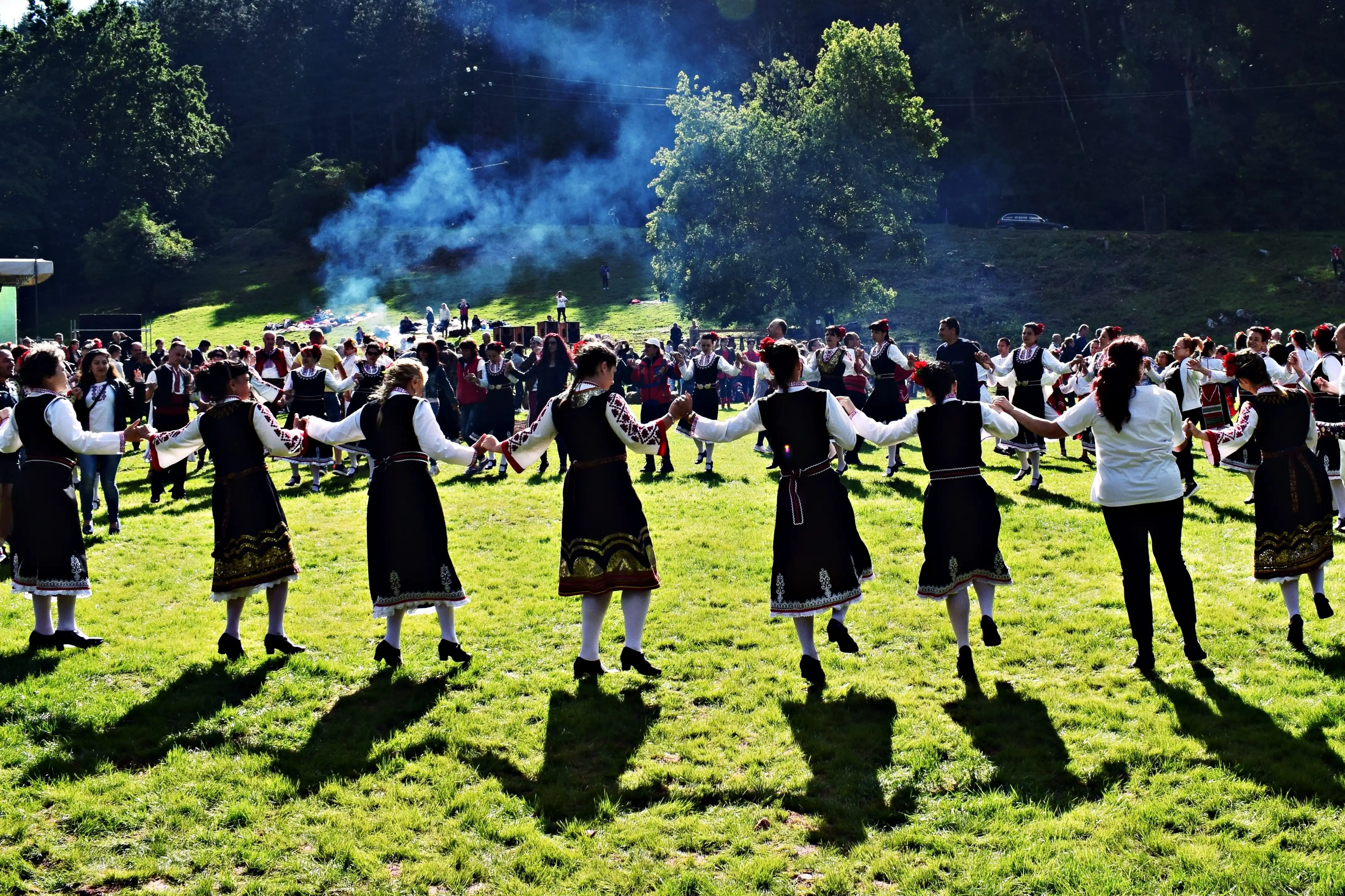 Bulgarians_dancing_"Horo"