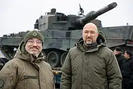 Ukrainan puolustusministeri Oleksi Reznikov (vasemmalla) ja pääministeri Denys Šmyhal tutustumassa Ukrainan puolustustaisteluun luvattuihin Leopard 2 -taistelupanssari-vaunuihin. (24.2.2023).