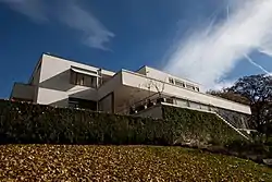 Villa Tugendhat takapihalta.