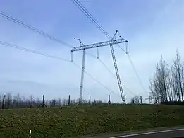 750 kV:n suurjännitelinja M3-valtatien äärellä.