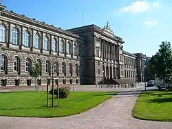 Yliopiston päärakennus Le Palais Universitaire.