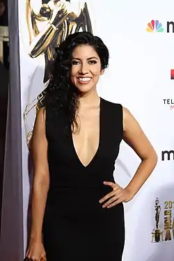 Stephanie Beatriz vastaanottamassa ALMA-palkintoa vuonna 2014.