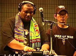 Afrika Bambaataa (vas.) ja DJ Yukata vuonna 2004.