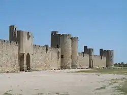 Aigues-Mortesia ympäröiviä keskiaikaisia kaupungin muureja