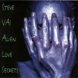 Studioalbumin Alien Love Secrets kansikuva