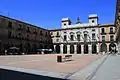 Plaza del Mercado Chico, taustalla kaupungintalo.