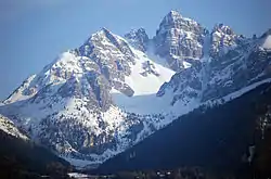 Kalkkögelin massiivia: Schneiderspitze (2 156 m), Ampferstein (2 556 m) ja Marchreisenspitze (2 620 m)