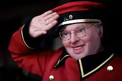 Benny Hillin Fred Scuttle -hahmoa esittävä vahanukke.