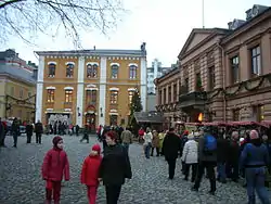 Vanha Raatihuone keskellä. Oikealla on Brinkkalan talo ja vasemmalla näkyy hiukan Hjeltin taloa.