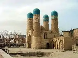 Buharan Chor-Minor Madrassah. Vuonna 1807 valmistuneen moskeijan nimi tarkoittaa "neljä minareettia".