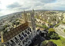 Mantesin näkyvin rakennus on Collégiale Notre Dame -kirkko.