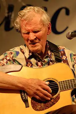 Doc Watson esiintymässä vuonna 2009.