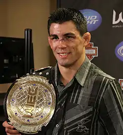 Dominick Cruz WEC:n mestaruusvyön kanssa