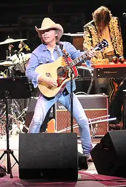 Dwight Yoakam esiintymässä vuonna 2008.