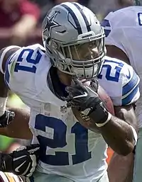 Ezekiel Elliott kentällä vuonna 2016.