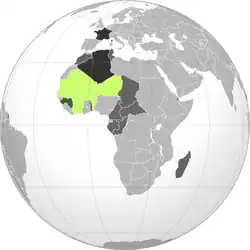 Ranskan Guinea tummanvihreällä, muut Ranskan Länsi-Afrikan siirtomaat limetinvihreällä, muut Ranskan siirtomaat tummanharmaalla, Ranskan tasavalta tummimmalla harmaalla.