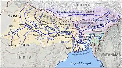 Brahmaputra, Gangesin tärkeä sivuhaara, näkyy kartan oikeassa yläosassa. Brahmaputran valuma-alue on merkitty vaaleanvioletilla värillä.