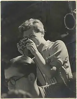 Gerda Taro Leica-kameransa kanssa Espanjassa heinäkuussa 1937.