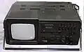 Grundig 580 TRC, kannettava televisio ja kasettinauhuri.