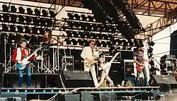 Hawkwind lavalla Monsters of Rock -tapahtumassa Doningtonissa vuonna 1982. Etualalla Huw Lloyd-Langton, Nik Turner ja Dave Brock.