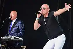 Heaven 17 esiintymässä Liverpoolissa heinäkuussa 2017. Vasemmalla kosketinsoittaja Martyn Ware, oikealla laulaja Glenn Gregory.