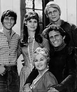 Televisiosarjan näyttelijät Bobby Sherman, Bridget Hanley, David Soul, Robert Brown ja Joan Blondell vuonna 1968