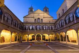 Hospital de Santiago (patio)