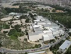 Ilmakuva Israelin kansallismuseosta. Taustalla knesset.