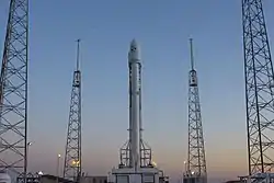 JCSAT-2B -satelliitin laukaissut Falcon 9 -raketti laukaisualustalla 5. toukokuuta 2016.