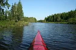 Piilisuon kohdalla Jaaranjoki levenee reilusti ja virtaus hidastuu ennen laskua Sääksjärveen.