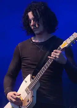 Jack White esiintymässä The Dead Weatherin kanssa vuonna 2009.