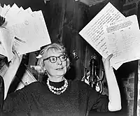 Jane Jacobs lehdistötilaisuudessa Greenwich Villagen toimijayhteisön edustajana vuonna 1961.