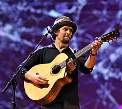 Jason Mraz esiintymässä maaliskuussa 2011.