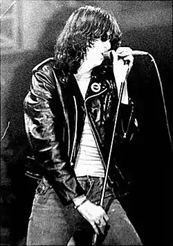 Joey Ramone esiintymässä vuonna 1980.