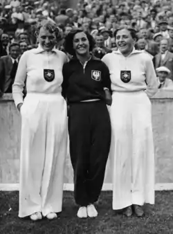 Luise Krüger (oikealla) Berliinin olympialaisissa vuonna 1936.