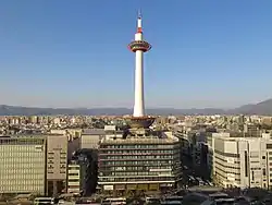 Kyōto Tower Kioton rautatieaseman edustalla