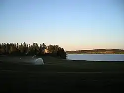 Kytäjän alakoulu golfkentän ja järven välissä.