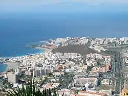 Los Cristianos ja Playa de las Américas kuvattuna Montaña de Guazan laelta.