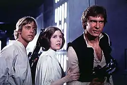 Keskellä Leia Organa, vasemmalla Luke Skywalker ja oikealla Han Solo.