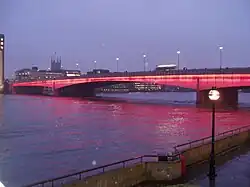 London Bridge valaistuna