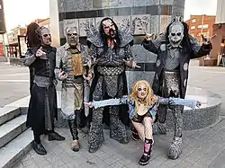 Lordi -yhtye Lordin aukiolla toukokuussa 2020. Vasemmalta oikealle: Mana, Amen, Mr. Lordi, Hella ja Hiisi.